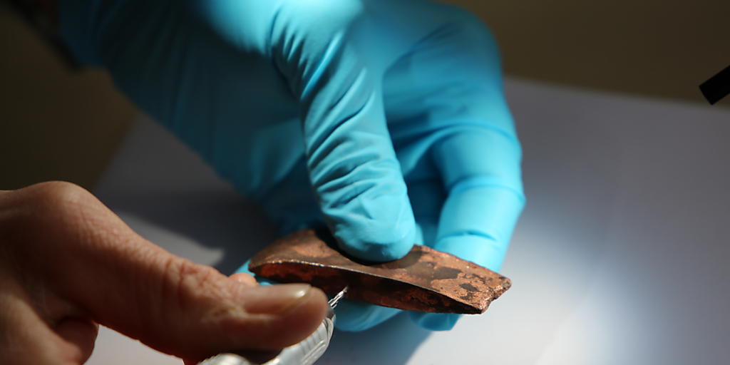 Für ihre Analysen entnahmen die Forschenden vorsichtig Materialproben aus der Kupferbeilklinge.