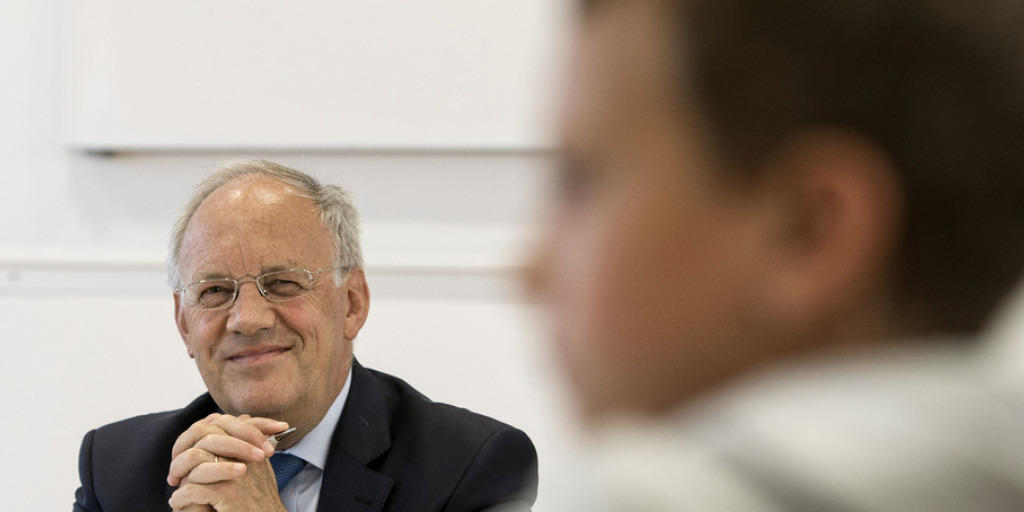 Bundesrat Schneider-Ammann im Berner Schulhaus Stapfenacker. Der Bildungsminister möchte mehr Zivi-Einsätze an Schulen ermöglichen. Bundesrat Schneider-Ammann im Berner Schulhaus Stapfenacker. Der Bildungsminister möchte mehr Zivi-Einsätze an Schulen ermöglichen.