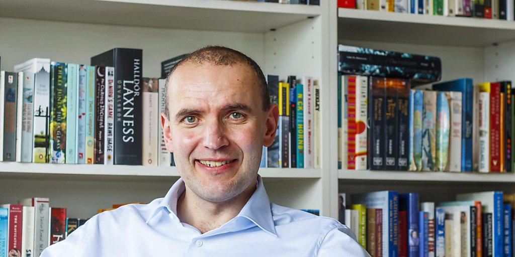 Ein Politik-Neuling wird neuer Präsident Islands: der Historiker Jóhannesson in seiner Privatbibliothek in Reykjavik. Ein Politik-Neuling wird neuer Präsident Islands: der Historiker Jóhannesson in seiner Privatbibliothek in Reykjavik.