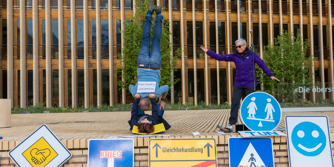 Verkehrsschilder der Gerechtigkeit