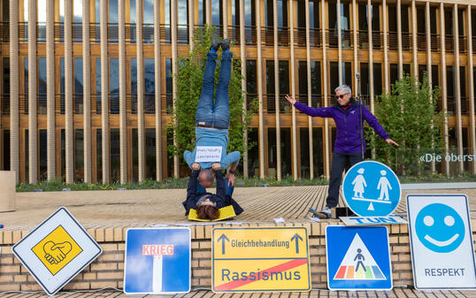Verkehrsschilder der Gerechtigkeit
