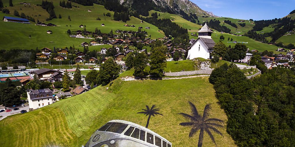 In Château d'Oex wurde für ein VW-Treffen ein vergängliches Bild eines VW-Busses auf eine Wiese gemalt.