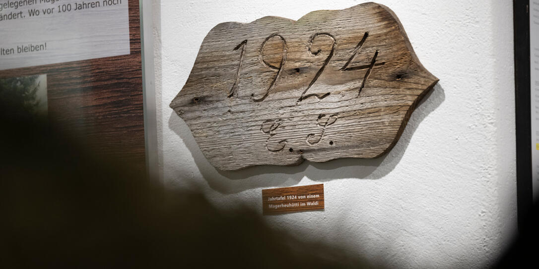 240531 Vernissage "Spuren der Zeit – Magerheuhütten" im Walsermuseum, Triesenberg.
