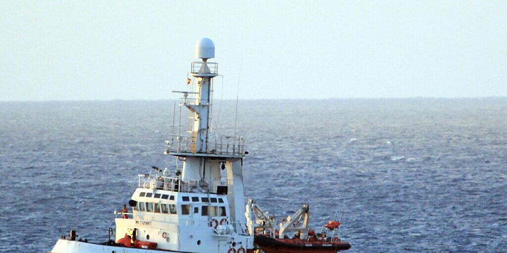 Die "Open Arms" ist seit Donnerstag in unmittelbarer Nähe der italienischen Insel Lampedusa. Die Balearen liegen mehr als 1000 Kilometer von Lampedusa entfernt. (Bild vom 15. August)