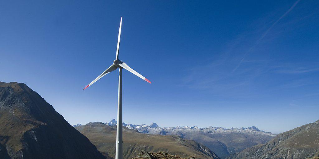 In der Schweiz hat es vor allem in den Alpen genug Wind für Windkraftanlagen. Im Bild das höchste Windrad der Schweiz auf 2465 Meter über Meer beim Nufenenpass. In der Schweiz hat es vor allem in den Alpen genug Wind für Windkraftanlagen. Im Bild das höchste Windrad der Schweiz auf 2465 Meter über Meer beim Nufenenpass.