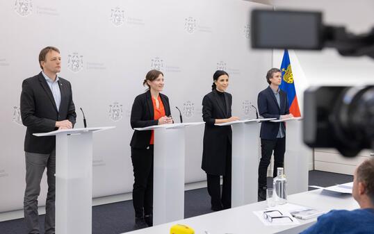 Die Pressekonferenz «Bildung braucht Bewegung» (v.l.) Beat Wachter, Rachel Guerra, Dominique Hasler und Jürgen Tömördy.