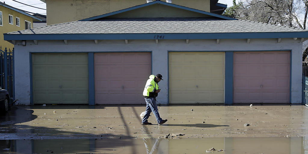 Die Flut ist abgezogen, die Schäden bleiben und Kalifornien will nun Millionen in den Hochwasserschutz investieren: Blick auf einen Vorplatz in San José nach der jüngsten Überschwemmung. Die Flut ist abgezogen, die Schäden bleiben und Kalifornien will nun Millionen in den Hochwasserschutz investieren: Blick auf einen Vorplatz in San José nach der jüngsten Überschwemmung.