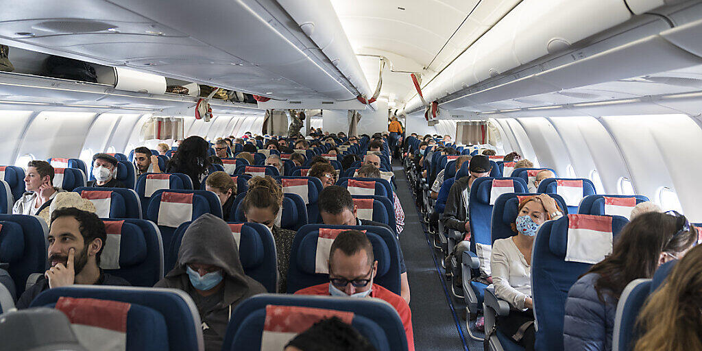 Schweizer Reisende auf einem Flug von Kolumbien zurück in die Schweiz. (Archivbild)