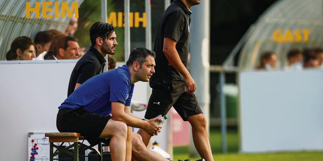 Das Trainertrio in Balzers mit Michele Polverino (Assistent), Daniele Polverino (Assistent) und Martin Brenner (Cheftrainer) (v.l.).