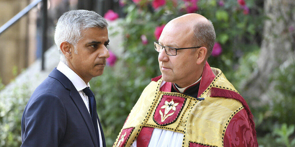 Londons Bürgermeister Sadiq Khan (l.) mit dem Dekan der Southwark-Kathedrale Andrew Nunn.
