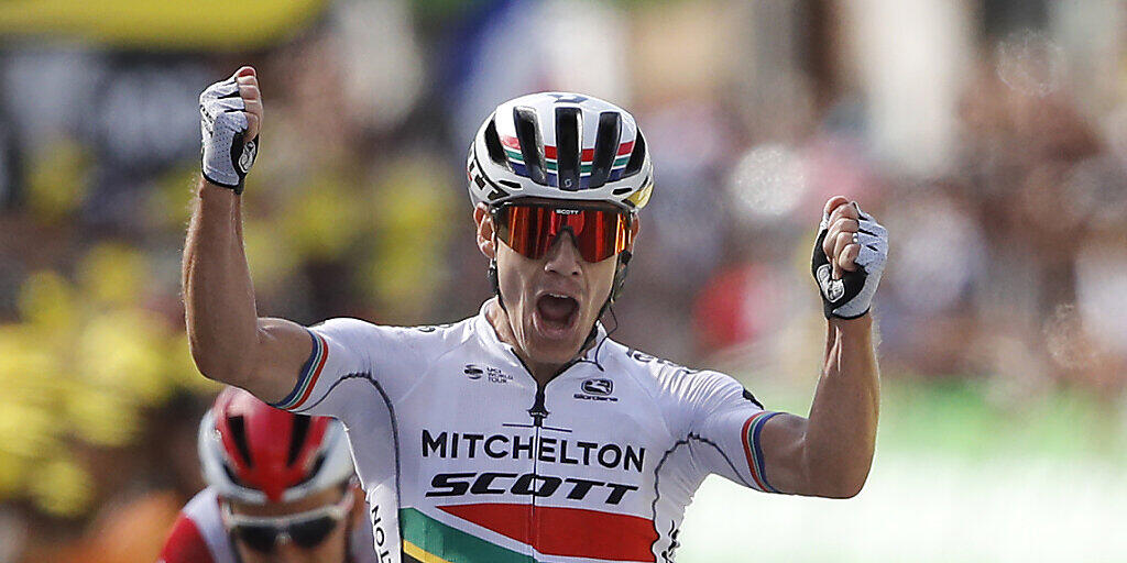 Der Südafrikaner Daryl Impey bejubelt in Brioude seinen ersten Etappensieg an der Tour de France. Dahinter bleibt dem Belgier Tiesj Benoot nur das Nachsehen
