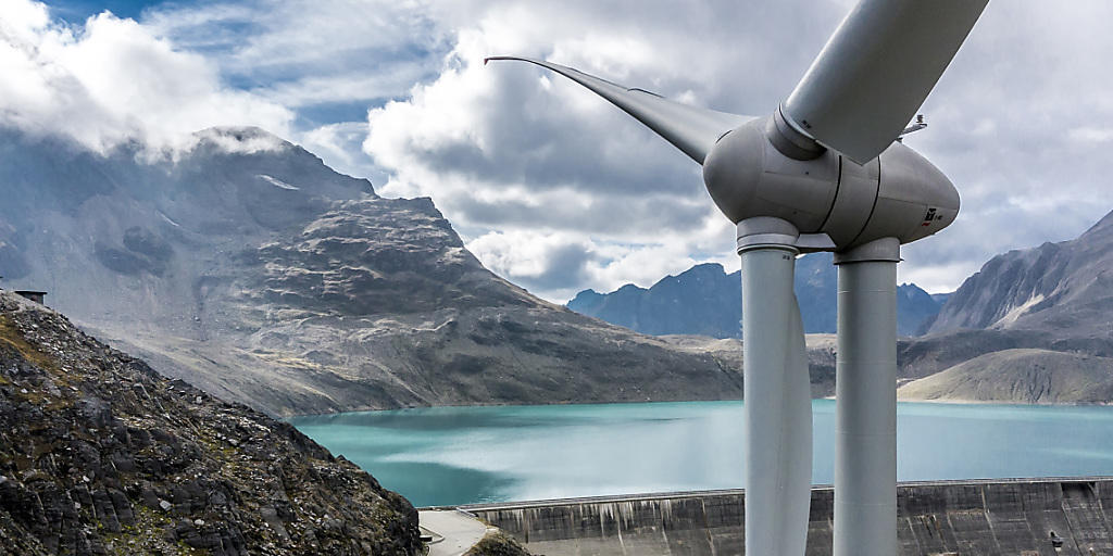 Windturbinen nahe des Staudamms des Griessees in der Nähe des Nufenenpasses im Wallis. (Archiv)