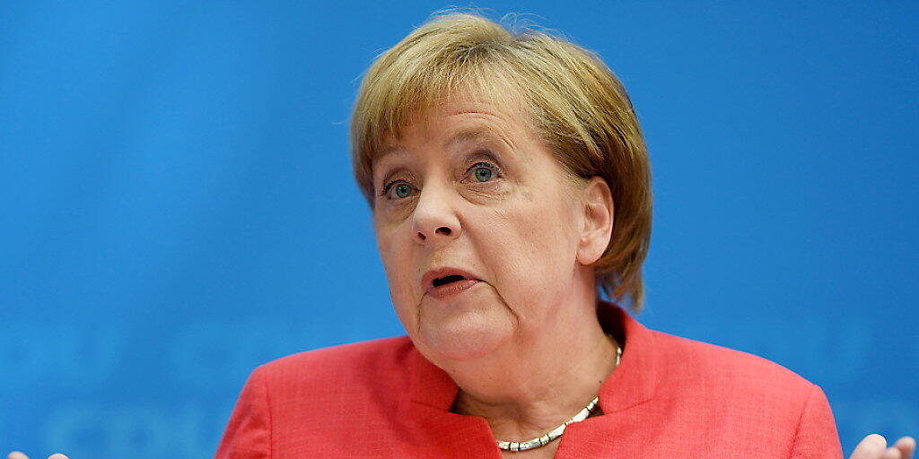 Bundeskanzlerin Angela Merkel erläutert vor den Medien in Berlin die Einigung, die sie mit ihrem Innenminister Horst Seehofer und dessen CSU gefunden hat.