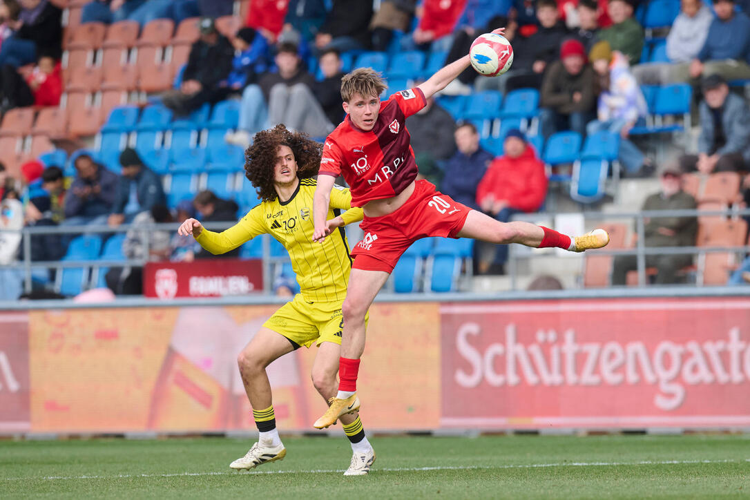 Luca Mack (r.) geh&ouml;rt zu den besten Mittelfeldstrategen der Challenge League.