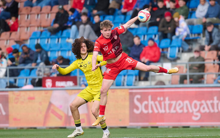 Luca Mack (r.) geh&ouml;rt zu den besten Mittelfeldstrategen der Challenge League.
