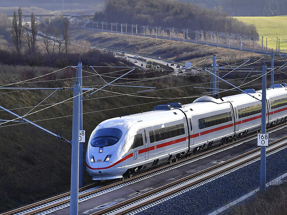 Künftig dauert die Reise statt sechs nur noch vier Stunden: Zwischen München und Berlin wurde eine neue Bahn-Hochgeschwindigkeitsstrecke eröffnet.