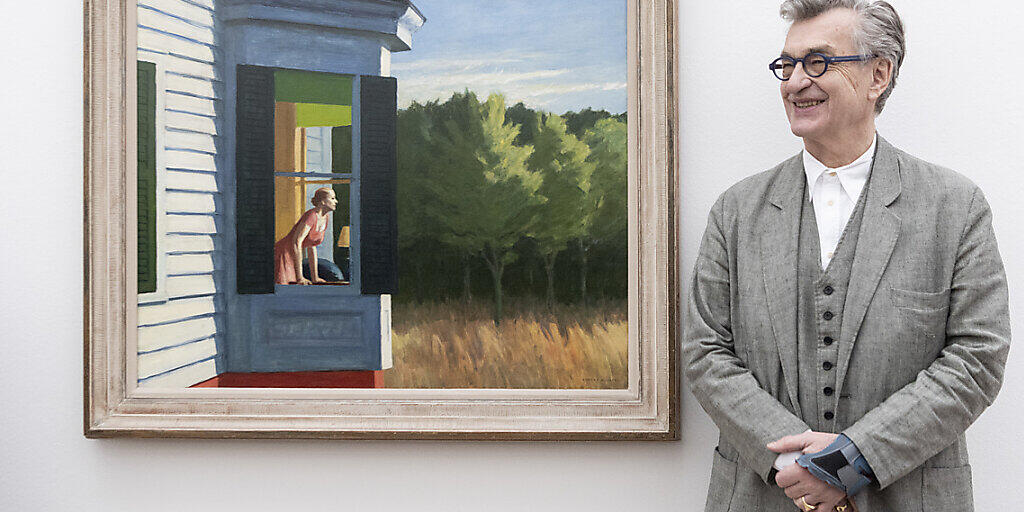 Der deutsche Regisseur und Fotograf Wim Wenders verleiht in einem 3D-Kurzfilm Edward Hoppers Bildern visuellen Nachhall. Hier zeigt er sich neben Hoppers Gemälde "Cape Cod Morning" in der Fondation Beyeler.