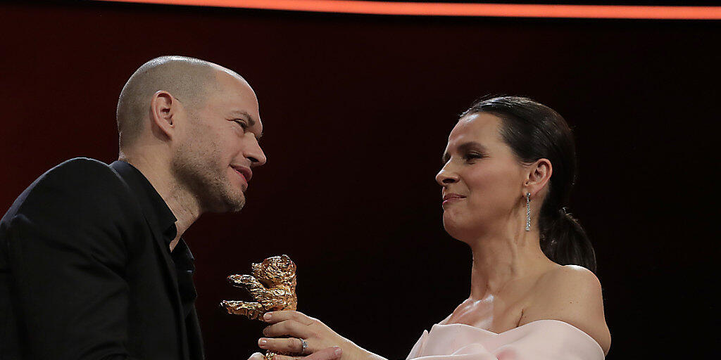 Jurypräsidentin Juliette Binoche überreicht den Hauptpreis dem israelischen Regisseur Nadav Lapid.