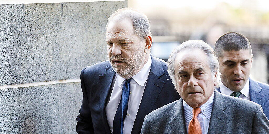 Harvey Weinstein (links) kann nicht mehr auf die Dienste des Starverteidigers Benjamin Brafman (vorne rechts) zählen. (Archivbild)