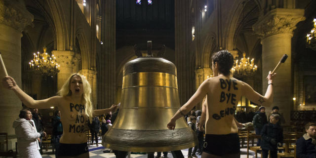 Die Aktivistinnen während ihrer Aktion in der Notre-Dame (Archiv) Die Aktivistinnen während ihrer Aktion in der Notre-Dame (Archiv)