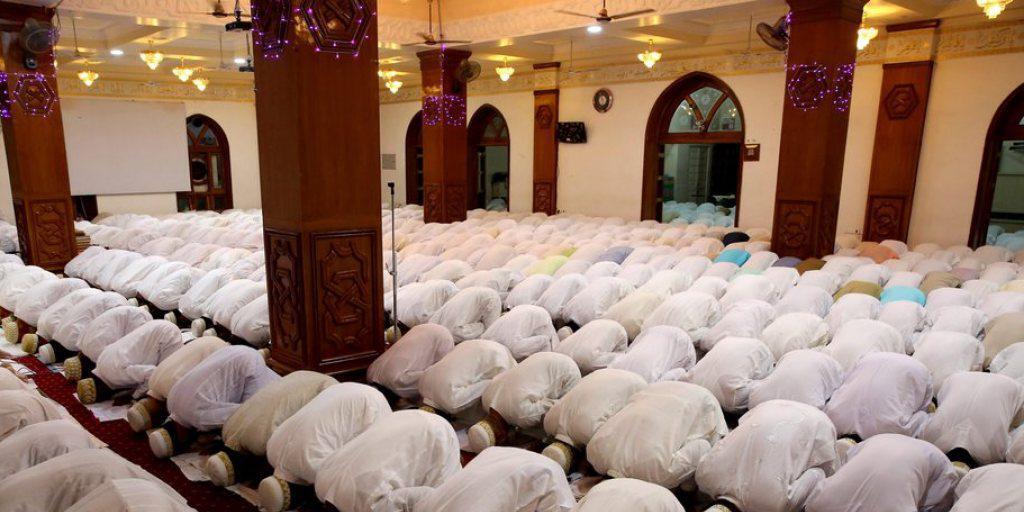 Muslime in der indischen Stadt Bhopal beten am Ende des Ramadans.