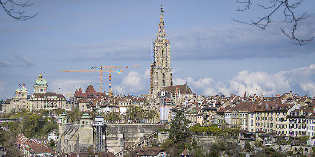 Blick auf die Berner Altstadt Bern und das M&uuml;nster. Wer hier eine Wohnung kaufen will, muss tief in die Tasche greifen. (Archiv)