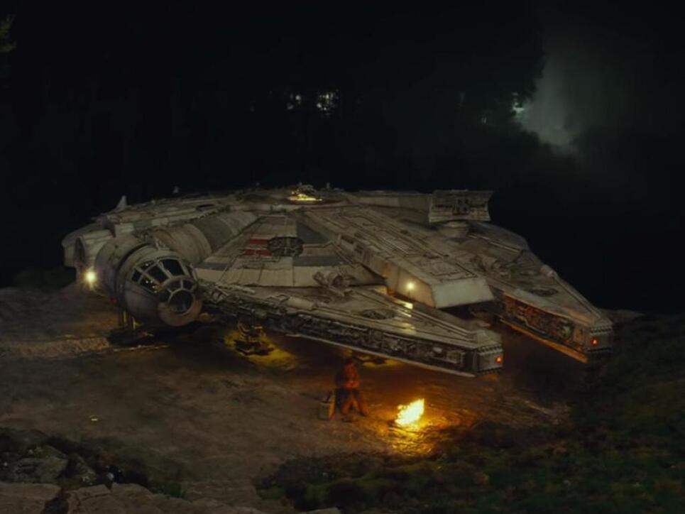 Fans sind begeistert: In "Star Wars Episode VIII: The Last Jedi" steigt Luke Skywalker erstmals seit 37 Jahren wieder in Han Solos "Millennium Falken". (Pressebild)