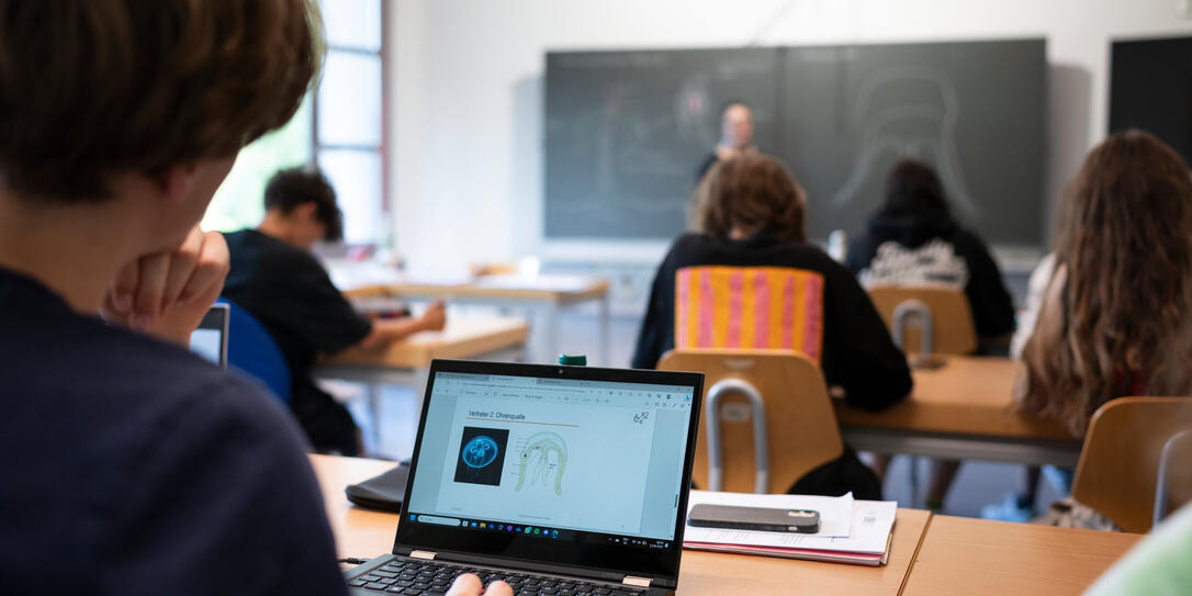 RUDOLF STEINER SCHULE, RUDOLF STEINER SCHULE ST. GALLEN, PRIVATSCHULE, ANTROSOPHIE, WALDORFPAEDAGOGIK, WALDORFSCHULE, BIOLOGIE, BIOLOGIEUNTERRICHT, LAPTOP, KLASSENZIMMER, OBERSTUFE, 10.-12. KLASSE,