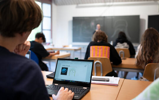 RUDOLF STEINER SCHULE, RUDOLF STEINER SCHULE ST. GALLEN, PRIVATSCHULE, ANTROSOPHIE, WALDORFPAEDAGOGIK, WALDORFSCHULE, BIOLOGIE, BIOLOGIEUNTERRICHT,   LAPTOP,  KLASSENZIMMER,  OBERSTUFE, 10.-12. KLASSE,