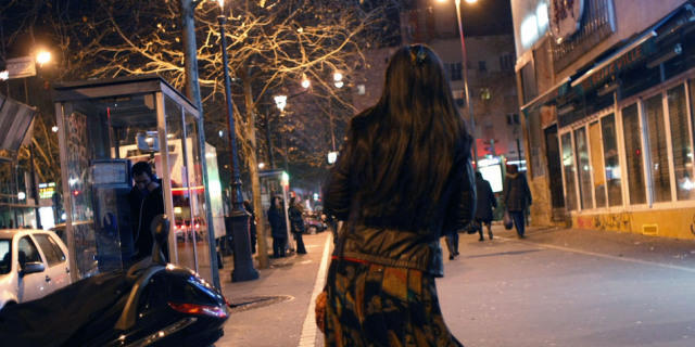 Eine Prostituierte in Paris sucht nach Kunden (Archiv) Eine Prostituierte in Paris sucht nach Kunden (Archiv)