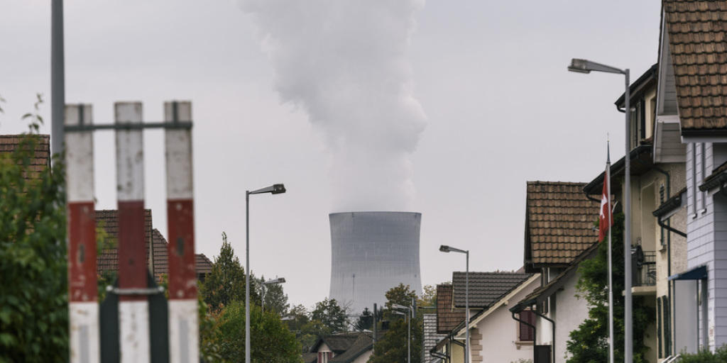 Gemäss einer Umfrage zur Atomausstiegsinitiative möchte eine Mehrheit keinen Dampf mehr aus diesem Kühlturm quellen sehen. (Symbolbild)