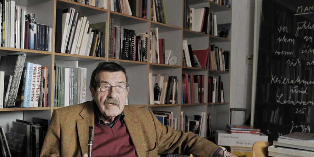 Nobelpreisträger Günter Grass (1927-2015) im Büro des Steidl Verlags, der ihm nun ein eigenes Archiv gewidmet hat (Archiv)