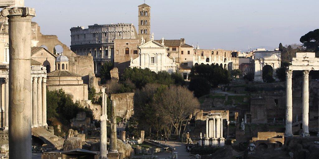 Rome Reborn (Rom wiedergeboren) heisst das Projekt bei dem sich die Ewige Stadt  in einem virtuellen Heissluftballon überfliegen lässt. Glanzlichter sind das Forum Romanum (im Bild) und die Maxentius-Basilika am Rande desselben. (Archiv)