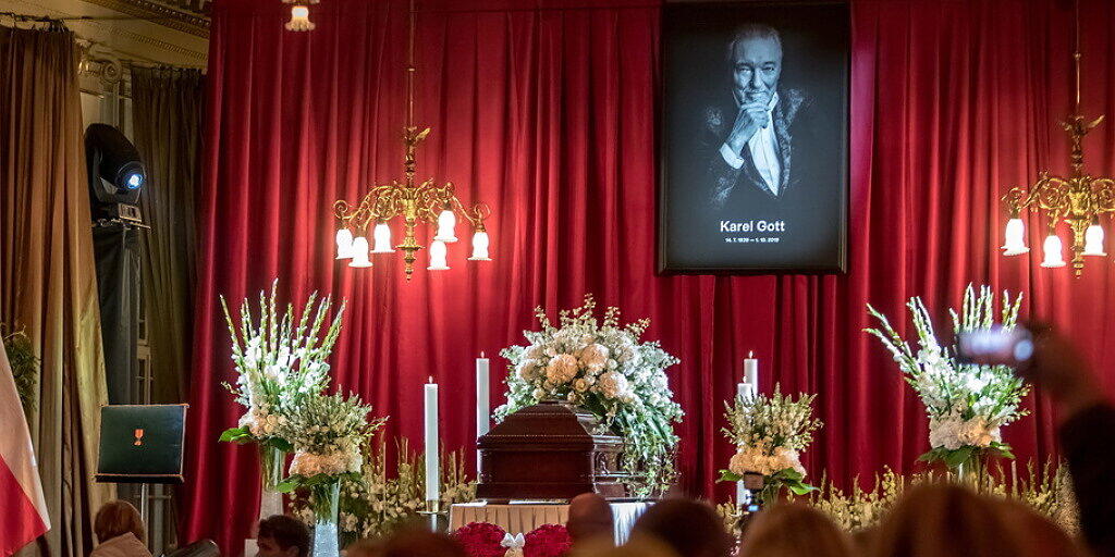 Tausende nehmen in Prag Abschied von Karel Gott; der "Sinatra des Ostens" war am 1. Oktober mit 80 Jahren gestorben.