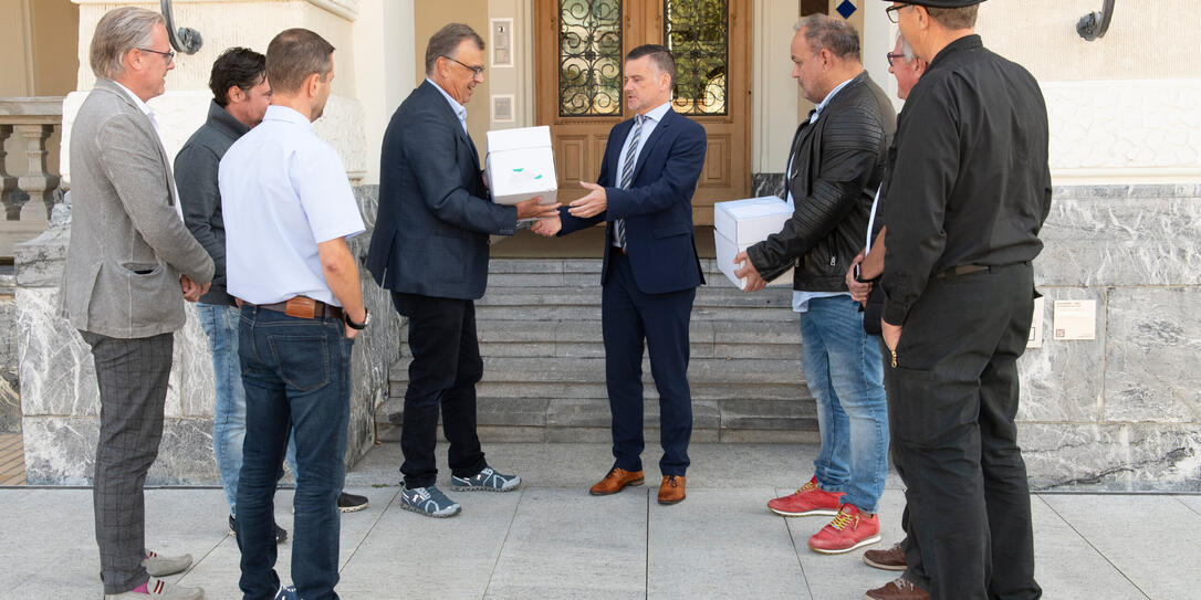 Unterschriftenübergabe Referendum PV-Pflicht und Heizungsgesetz, Regierungskanzlei Vaduz