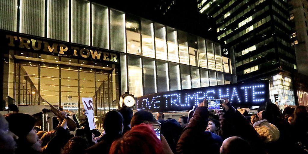 "Liebe besiegt Hass" (Love trumps hate): Vor dem Trump Tower in New York versammelten sich hunderte Demonstranten, um gegen den frisch gewählten US-Präsidenten Donald Trump zu protestieren. "Liebe besiegt Hass" (Love trumps hate): Vor dem Trump Tower in New York versammelten sich hunderte Demonstranten, um gegen den frisch gewählten US-Präsidenten Donald Trump zu protestieren.