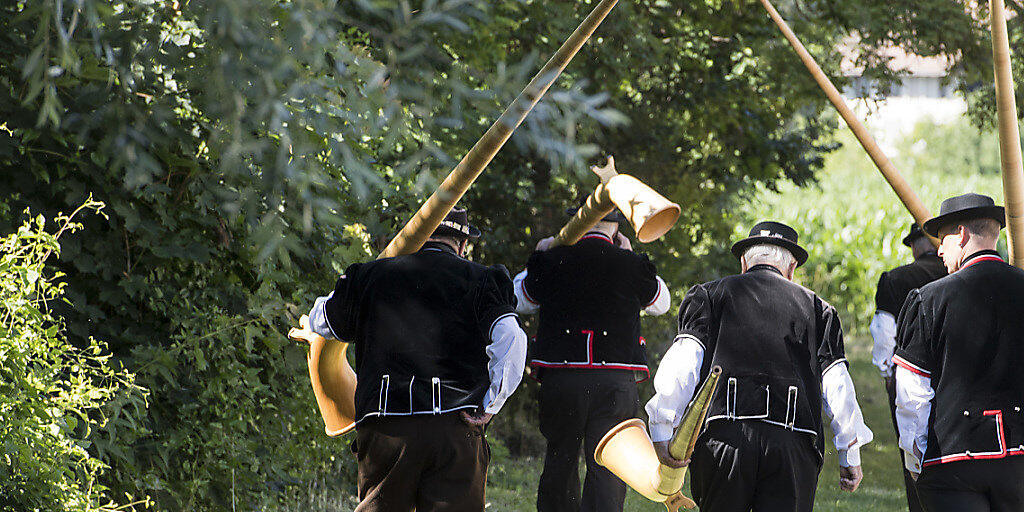 Das 62. Zentralschweizer Jodlerfest in Schötz ist zu Ende. Zehntausende erfreuten sich an den Darbietungen mit Jodeln, Fahnenschwingen sowie Alphorn- und Büchelblasen.