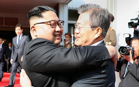 Sie wollen sich am 1. Juni wieder treffen. Nordkoreas Machthaber Kim Jong Un (Links) und der südkoreanische Präsident Moon Jae In.