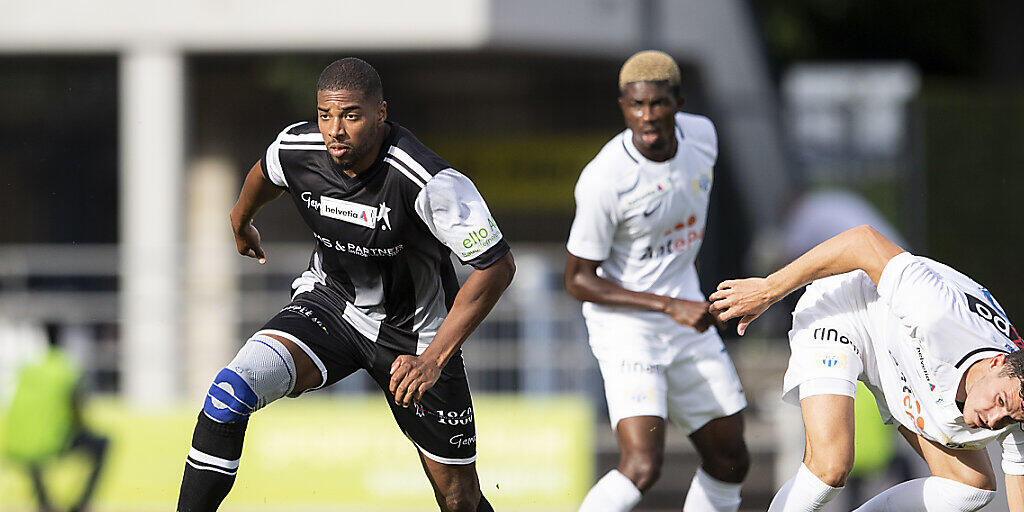 Deny Gomes von den Black Stars (links) gegen Verteidiger Nathan, den Siegestorschützen des FCZ