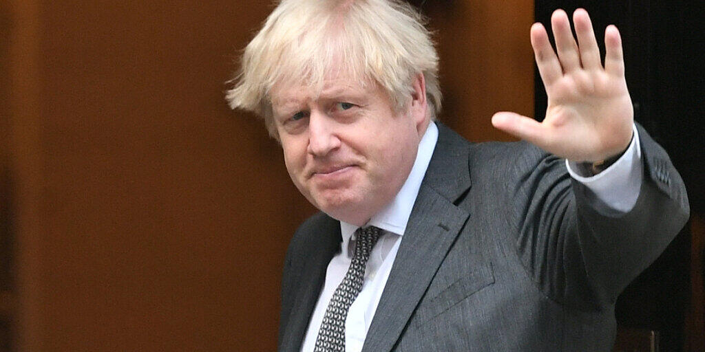 Boris Johnson, Premierminister von Großbritannien, winkt in der Tür der Downing Street, nachdem das britische Unterhaus dem Brexit-Handelspakt mit der Europäischen Union zugestimmt hat. Foto: Dominic Lipinksi/PA Wire/dpa