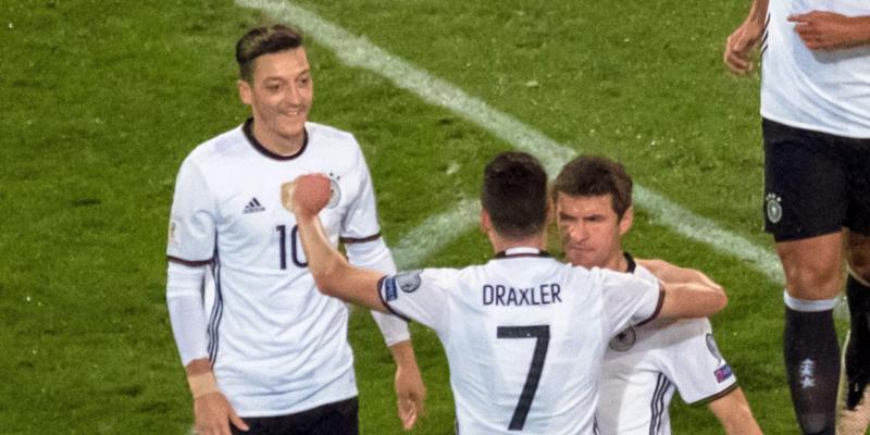 Julian Draxler bejubelt sein 1:0 mit Meust Özil (10) und Thomas Müller (13)