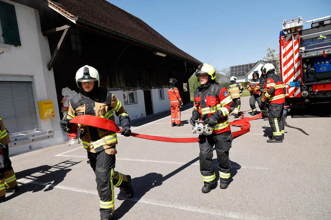 Schluss&uuml;bung beim Kurs f&uuml;r neue Feuerwehrleute beim "Restaurant L&ouml;wen&raquo; in Gamprin-Bendern.