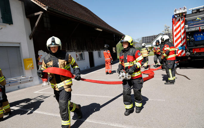 Schluss&uuml;bung beim Kurs f&uuml;r neue Feuerwehrleute beim "Restaurant L&ouml;wen&raquo; in Gamprin-Bendern.