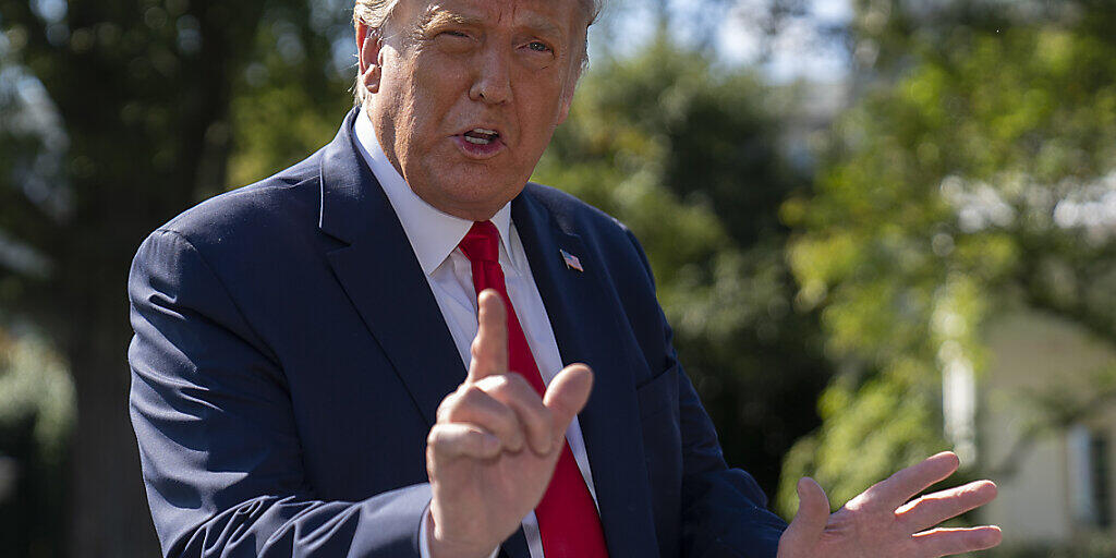 Donald Trump, Präsident der USA, spricht vor dem Weißen Haus zu Medienvertretern. Foto: Carolyn Kaster/AP/dpa