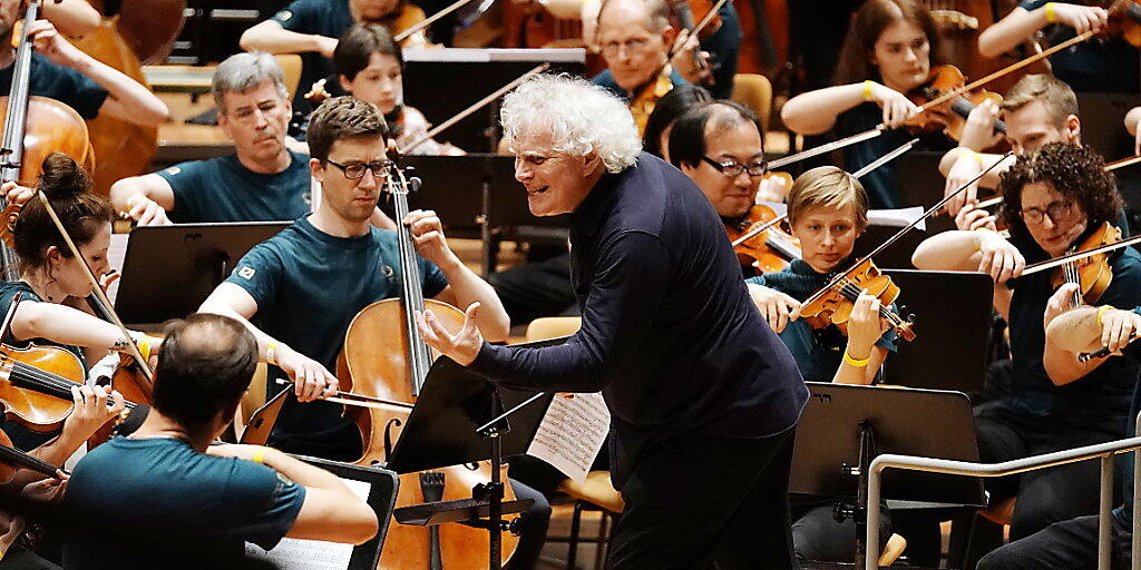 Chefdirigent Simon Rattle (Mitte) verabschiedete sich am Sonntag mit seinem letzten Auftritt bei den Berliner Philharmonikern. (Archivbild)
