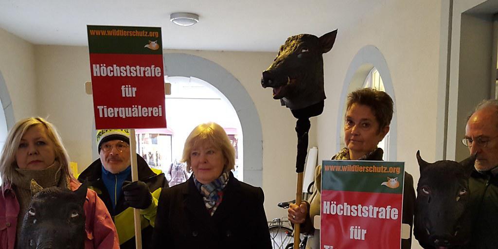 Mahnwache von Tierschützern vor dem Bezirksgericht Zurzach AG: Ein Bauer wurde wegen mehrfacher Tierquälerei zu einer bedingten Freiheitsstrafe von 18 Monaten verurteilt. Er hatte mit einem Geländewagen auf einem Feld gezielt vier Wildschweine überfahren.