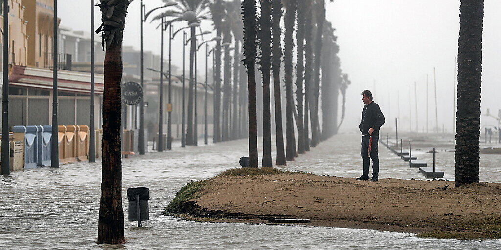 Wetterkapriolen in Valencia - jetzt mit regierungsamtlichem Klimanotstand. Die Stadt stand am Dienstag unter Wasser.