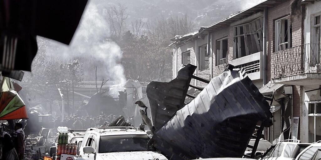 Chaos und Zerstörung nach dem schweren Anschlag im Zentrum Kabuls.
