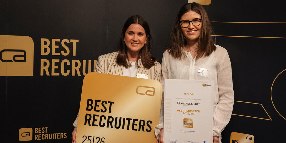 Vanessa Furtner und Alexandra Ammann (v.l.) von der Hilti AG freuen sich &uuml;ber die Auszeichnung.