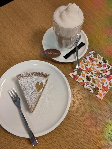 Feiner Apfelkuchen mit einem guten Chai Latte, einfach lecker.